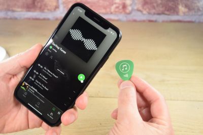 mobile phone scanning an nfc enabled guitar pick